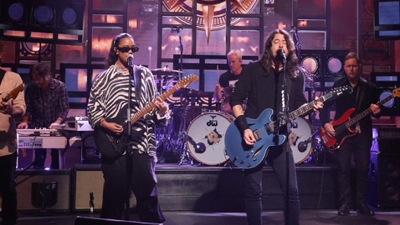 “Can’t believe I get to jam with these legends”: Watch H.E.R trade her signature Fender Strat for a metal-ready Charvel to perform with the Foo Fighters on SNL