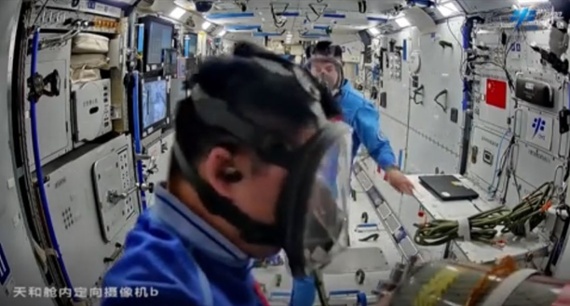 Chinese astronauts simulate a debris-strike emergency